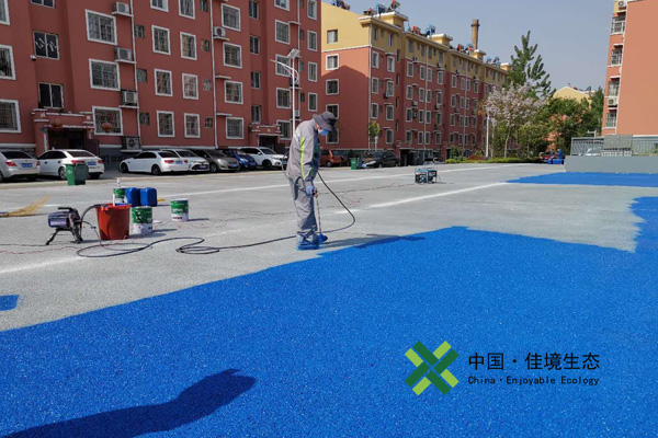 透水混凝土罩面漆 棗莊市八百里小區廣場透水混凝土罩面漆噴涂工作